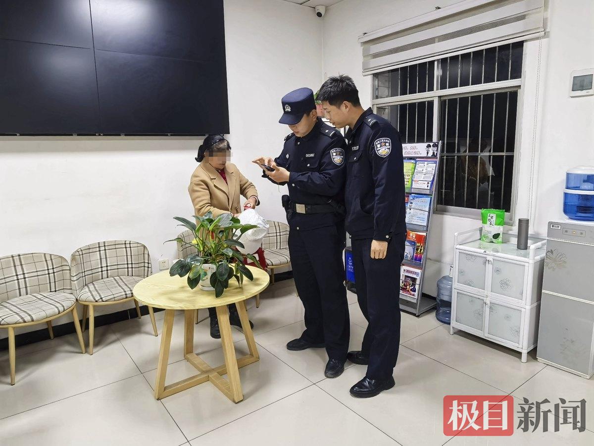 图2：民警在核查老人身份信息.jpg