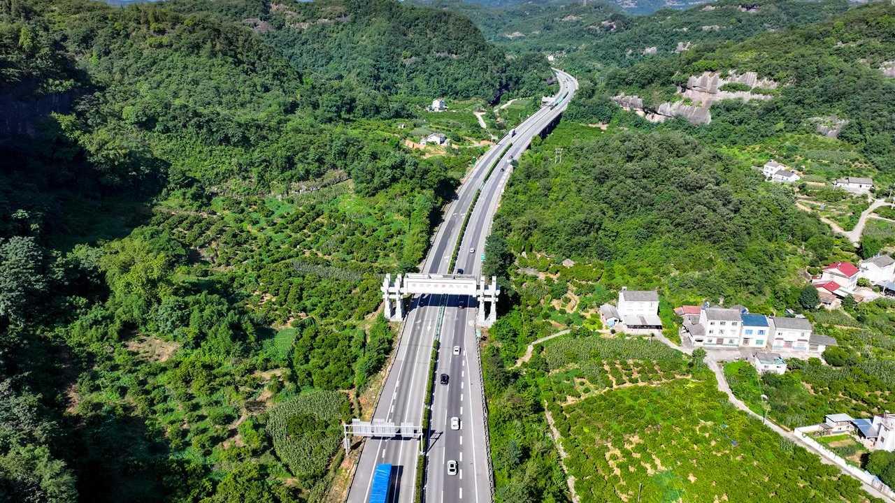 通往三峡大坝的高速公路越来越美，湖北交投让乘客“畅安舒美”