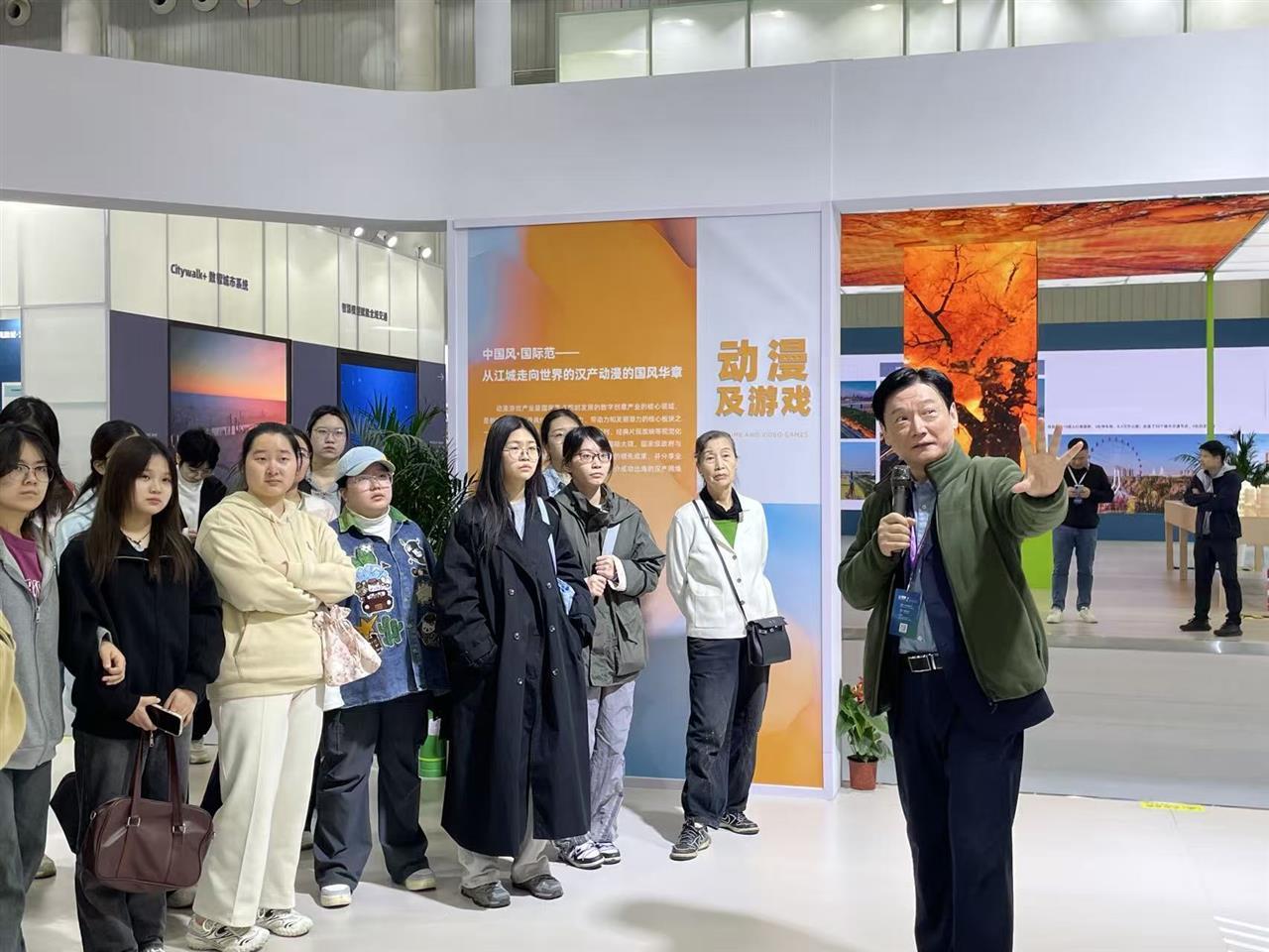 武汉动漫协会会长张敏博士,带领大家游览“数字创意设计成果展”展区.jpg 武汉动漫协会会长张敏博士,带领大家游览“数字创意设计成果展”展区.jpg