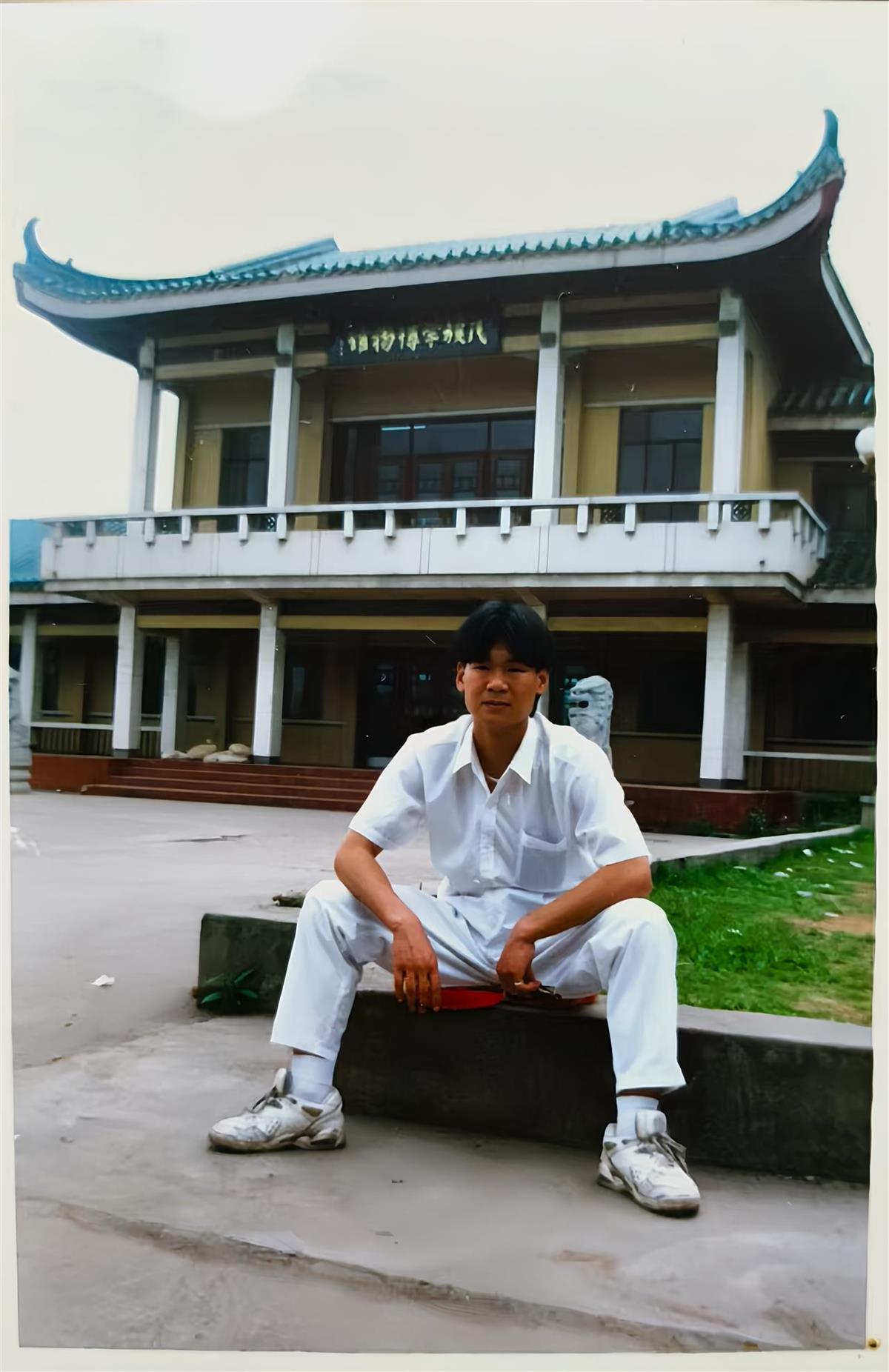 周先生在民族学博物馆的老照片。 学校供图.jpg