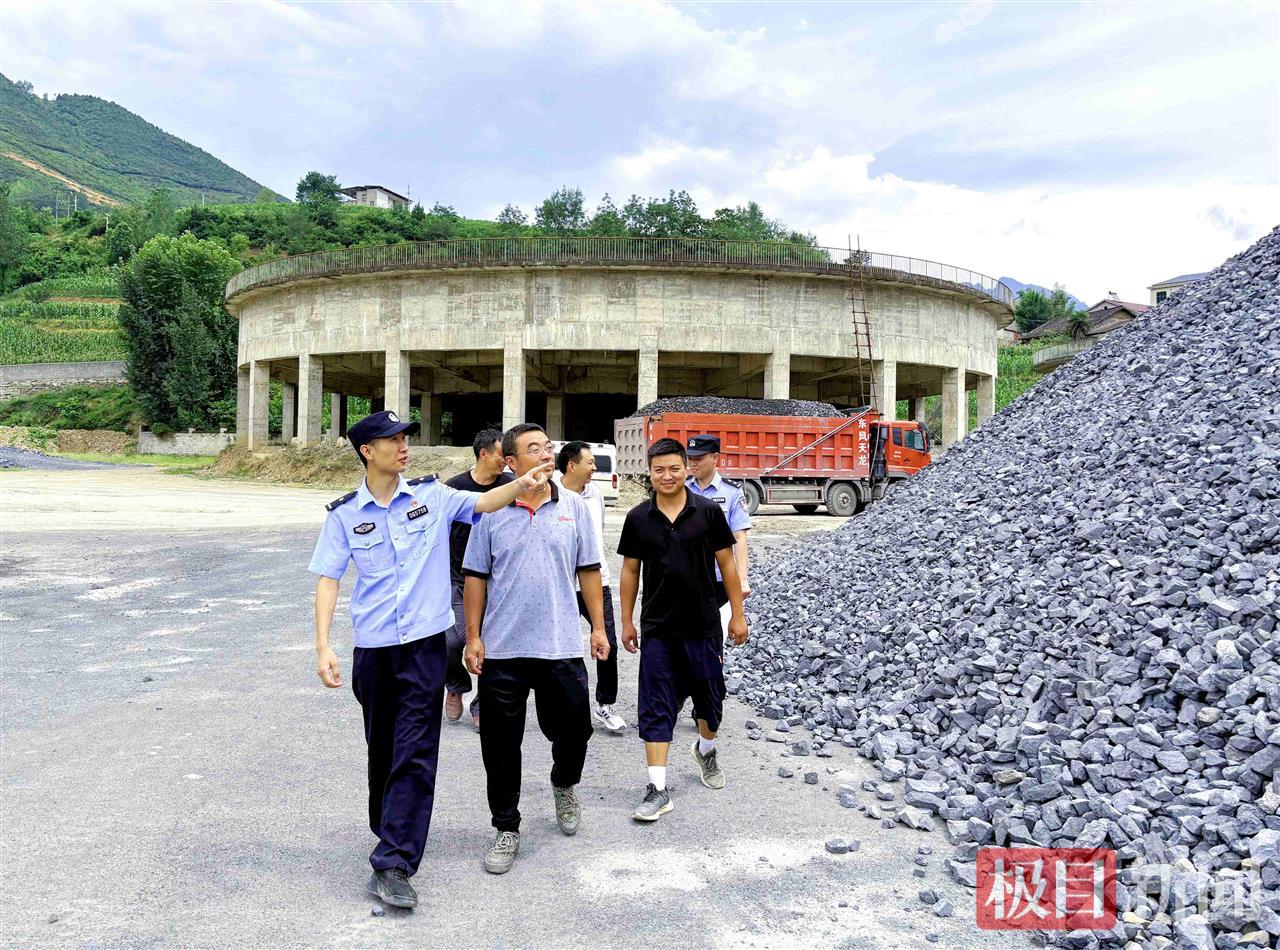 图1：民警对前期运费纠纷进行回访（通讯员舒萍 摄）.jpg