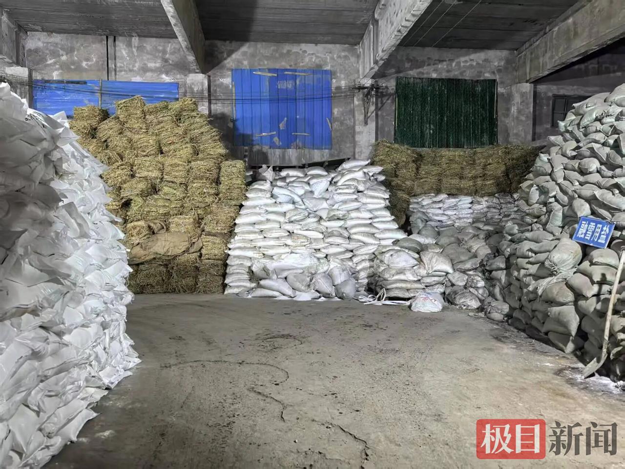 1月19日，荆州市城管执法委全面启动应急备战行动，储备物资应对雨雪冰冻天气。 （极目新闻通讯员 高翔 供图）.jpg