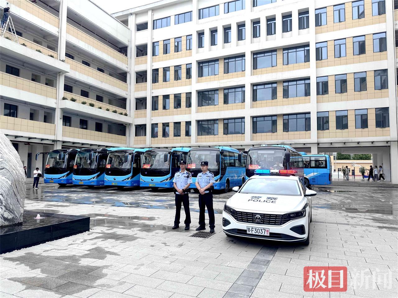 图7：警车引导护送乡镇考生进城赴考（通讯员舒萍 摄）.jpg