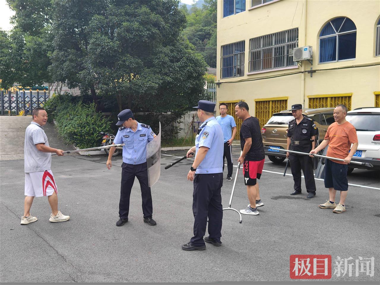 图6：民警传授校园防暴器材的使用技巧.jpg