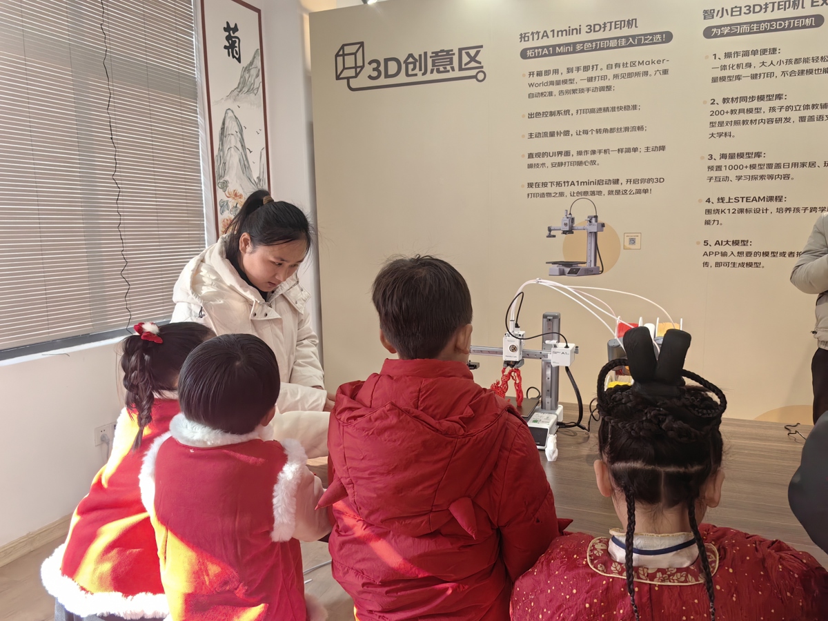 刘强东今年的新年礼物有一份教育大红包，给家乡建的AI教室正式落成启用