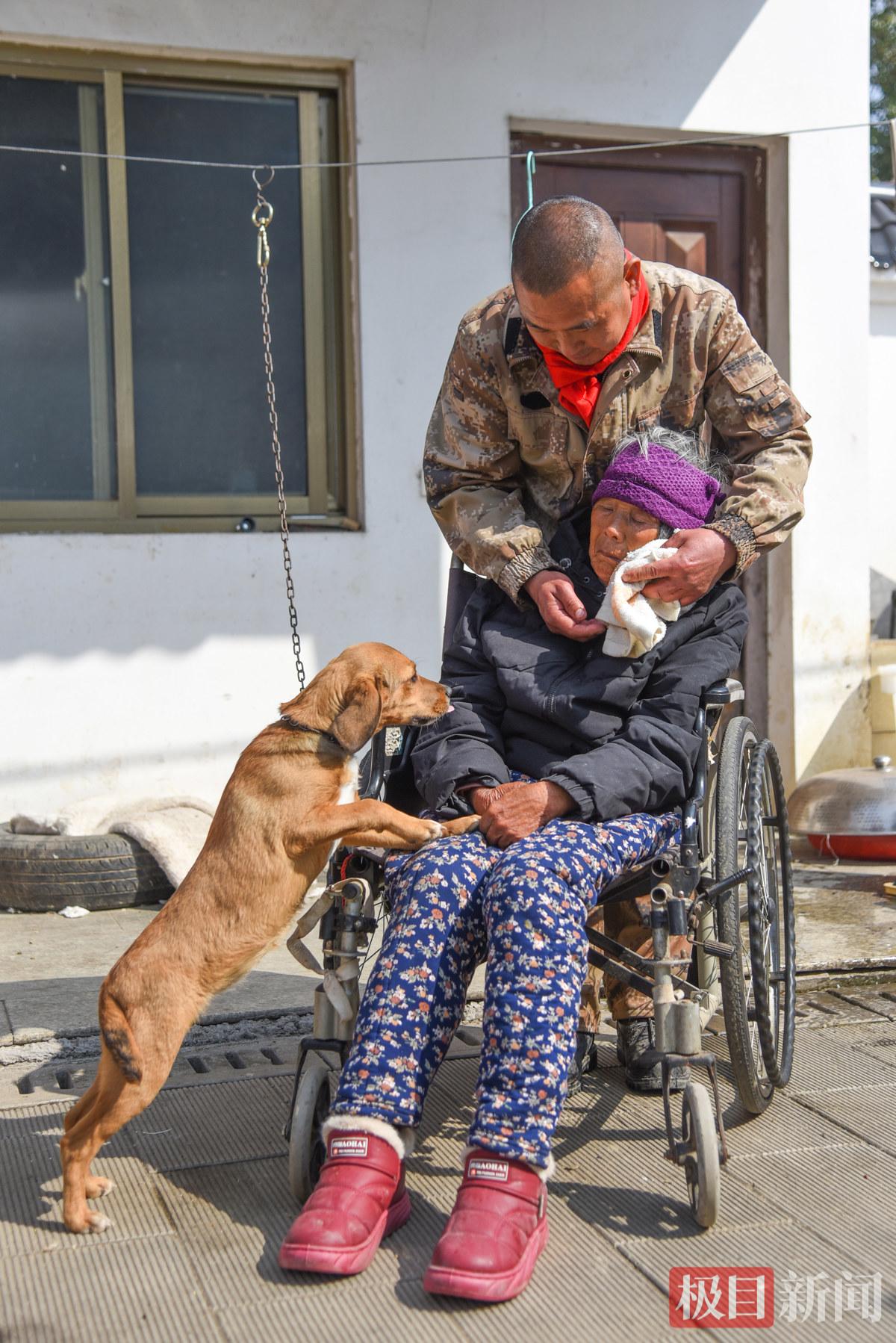 2月8日，胡杰在照顾行动不便的母亲。  （极目新闻记者 黄志刚 摄）.jpg