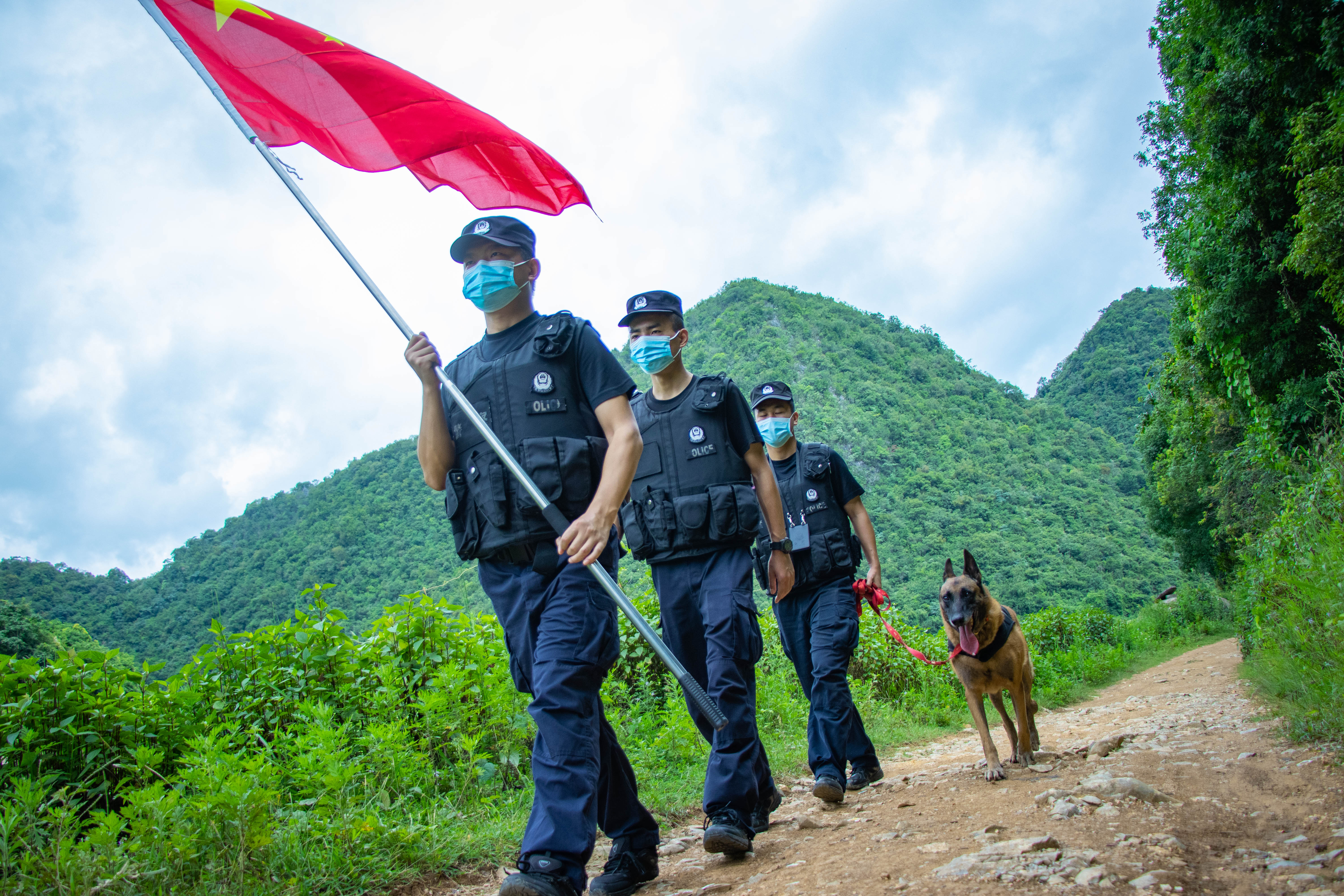 戍边8年的缉毒犬"拒绝"退役,驯导员:战友,我们陪你终老 | 极目新闻