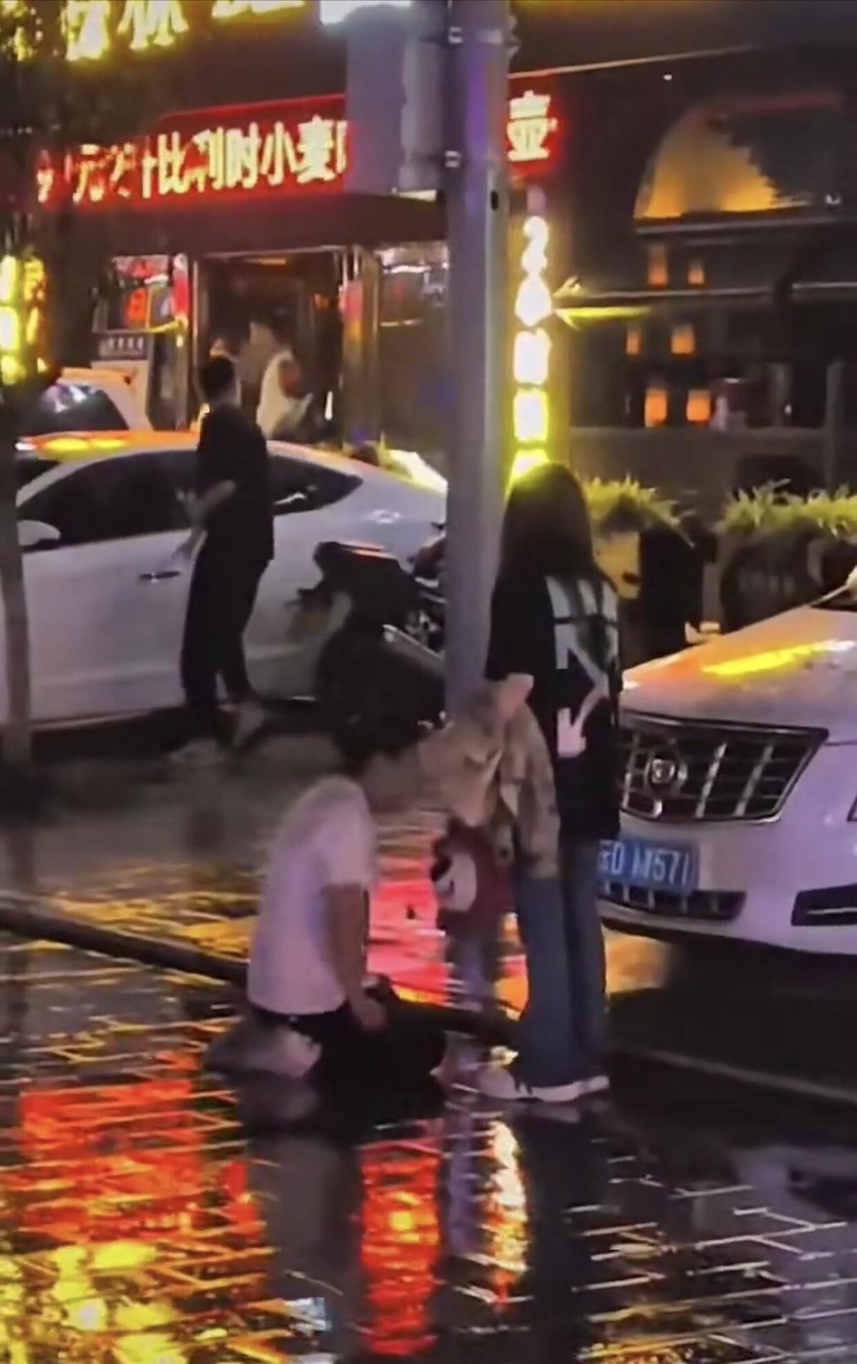 云南街头男子雨中跪地哀求女子目击者他不想分手