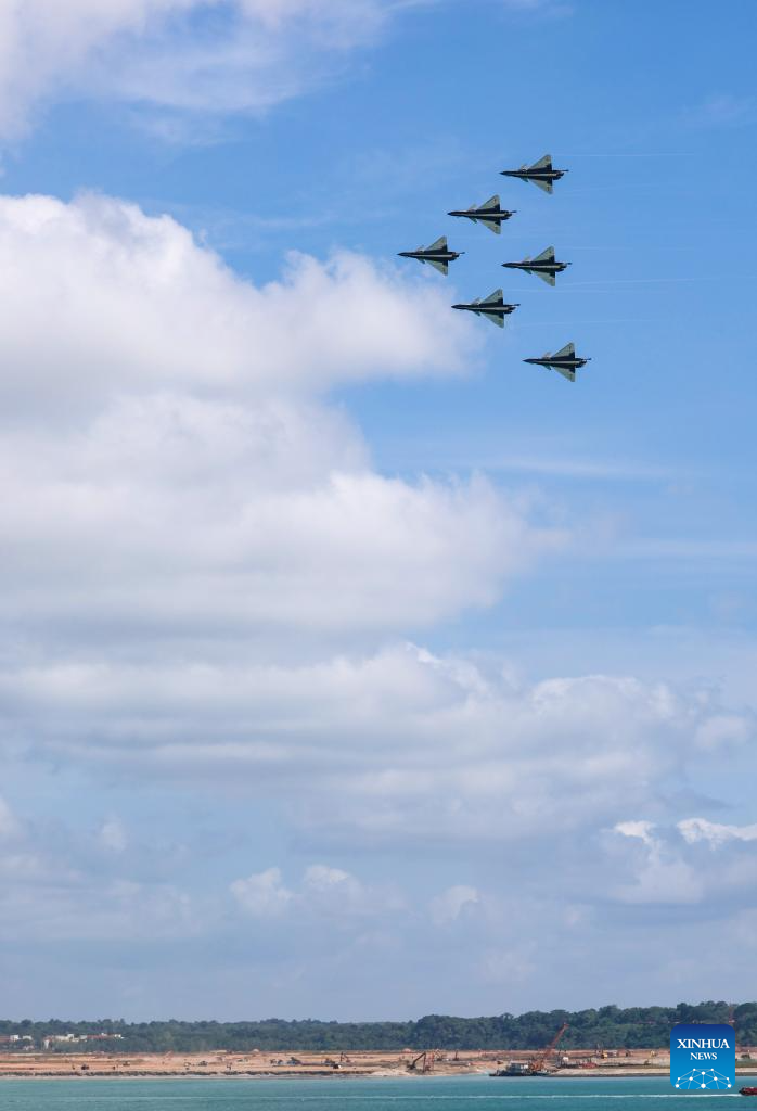 PLA Bayi Aerobatic Team conducts training for 10th Singapore Airshow | 极目新闻