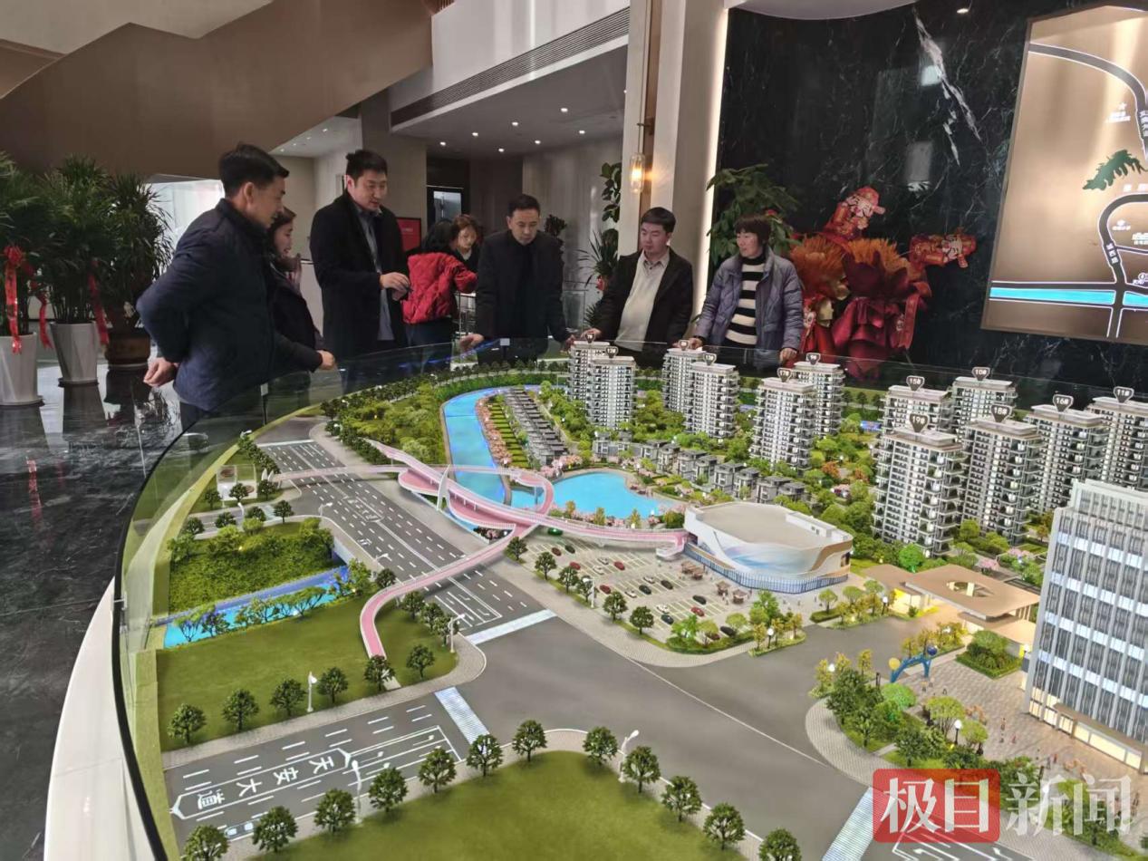图为市民在郧西天河云栖府展销中心选房。郧轩文摄.png