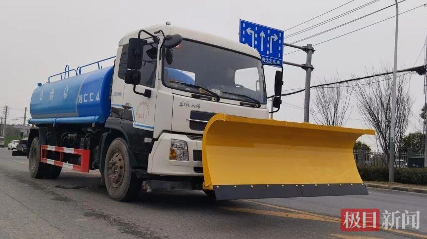 1月19日，荆州市荆州区城管执法局全员进入应急战备状态，11台大铲车、3台铲雪车等机械设备全面检修到位。（图片来源：荆州区讯）.jpg