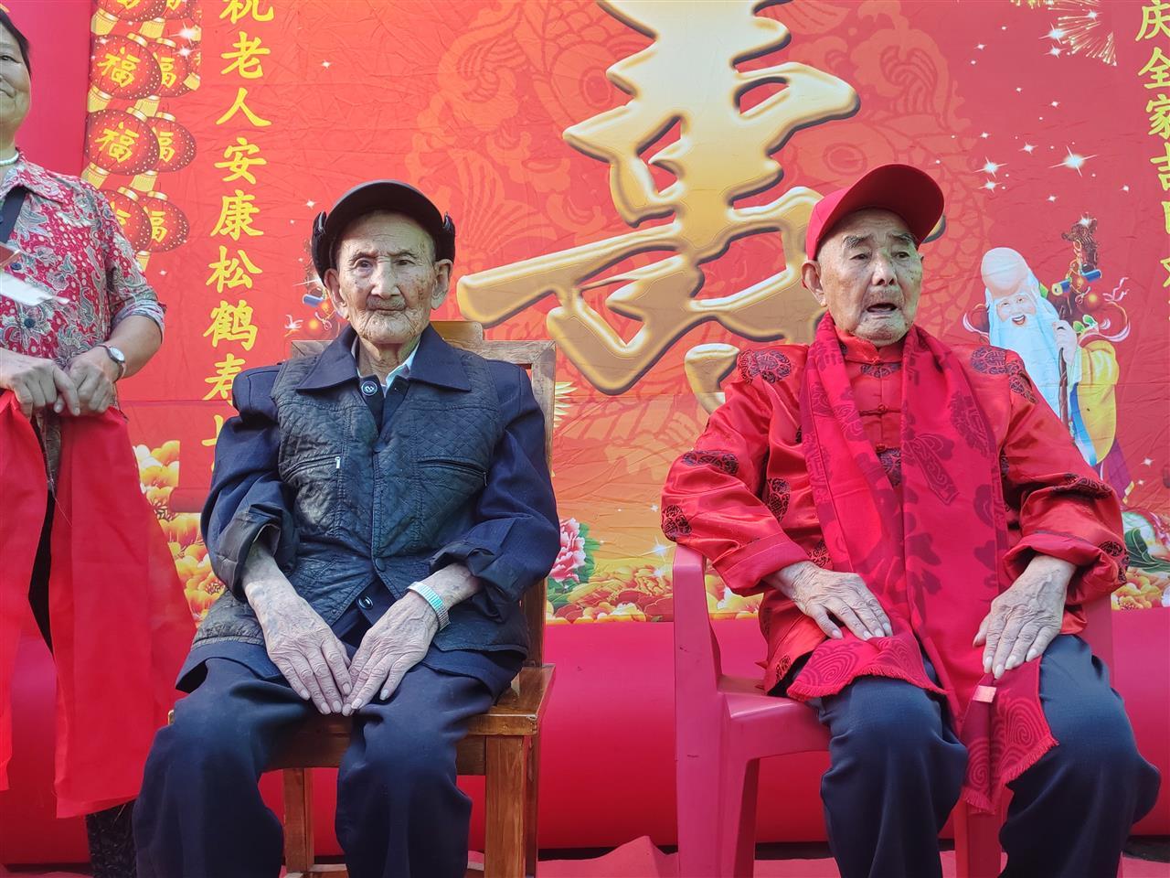 左为哥哥（103岁）右为弟弟（100岁）.jpg