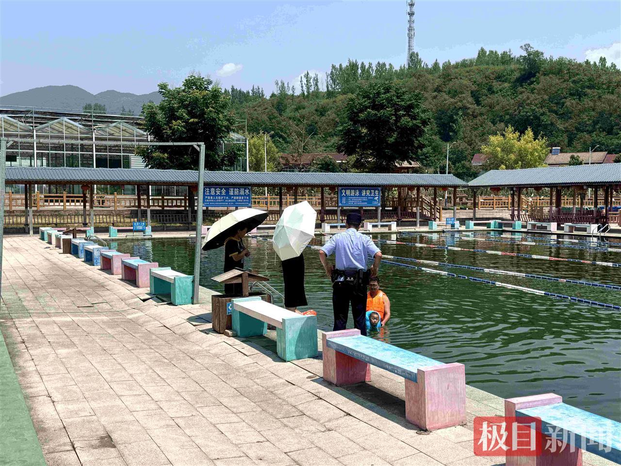 图3：民警走进水上乐园进行宣教（通讯员敦碧星 摄）.jpg