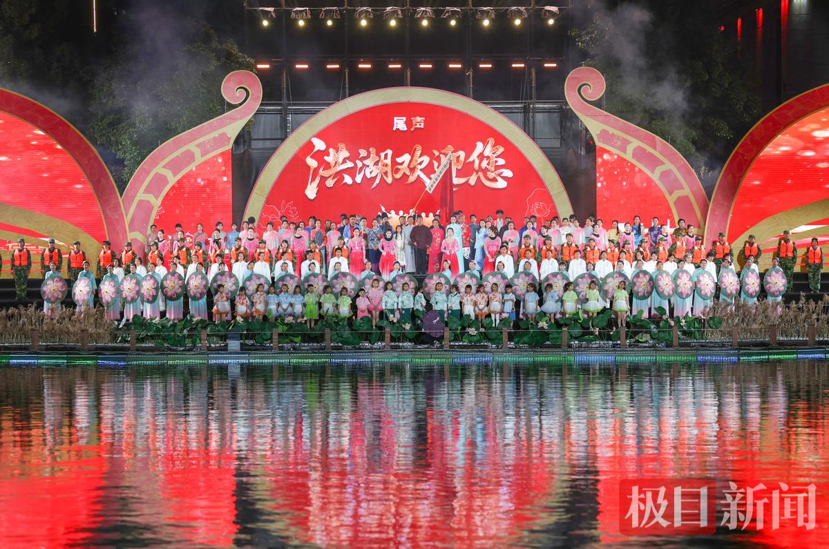 洪湖市内荆河河岸边上演实景剧 。.jpg