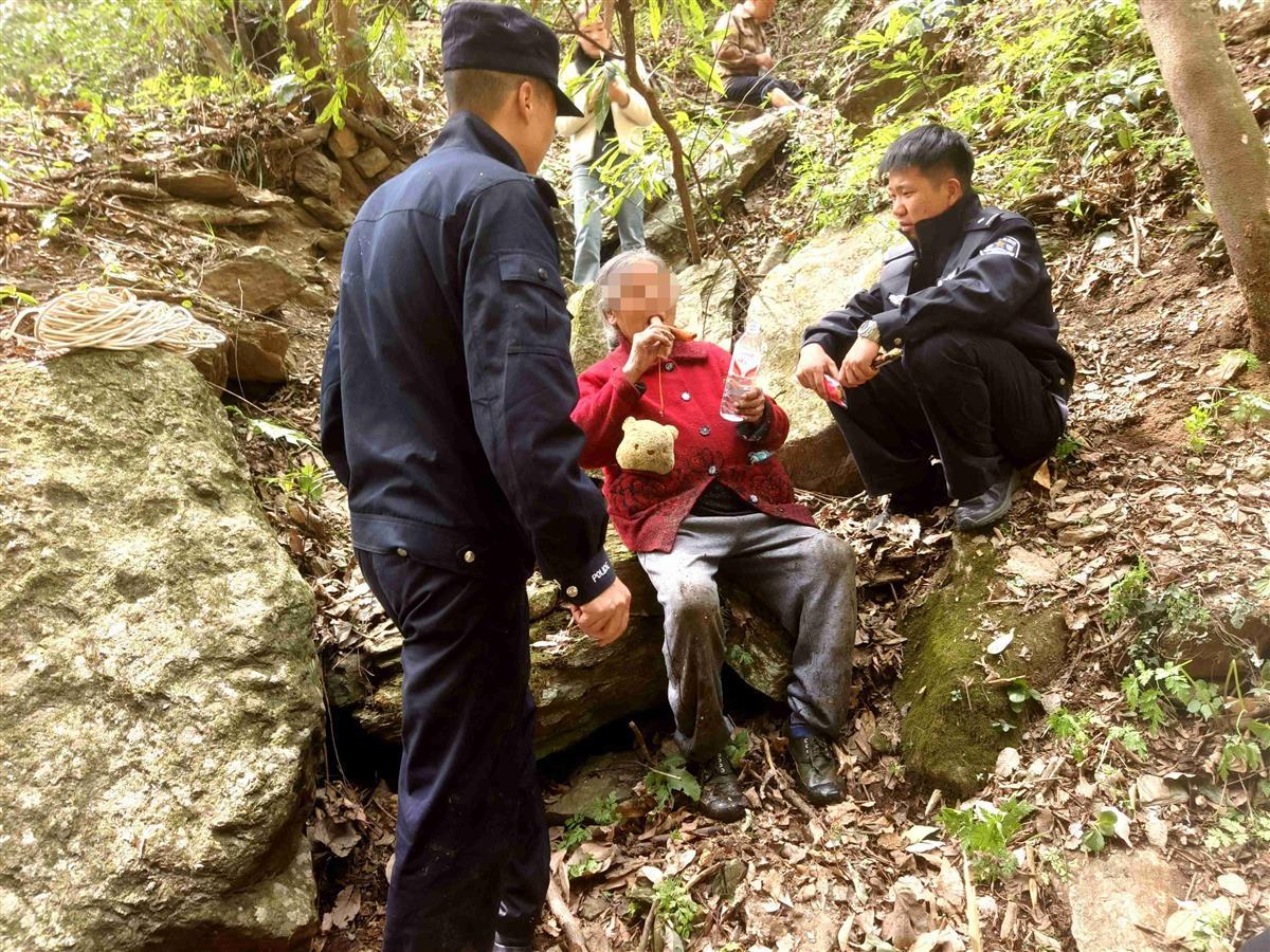图5：民警给老人补充体力.jpg