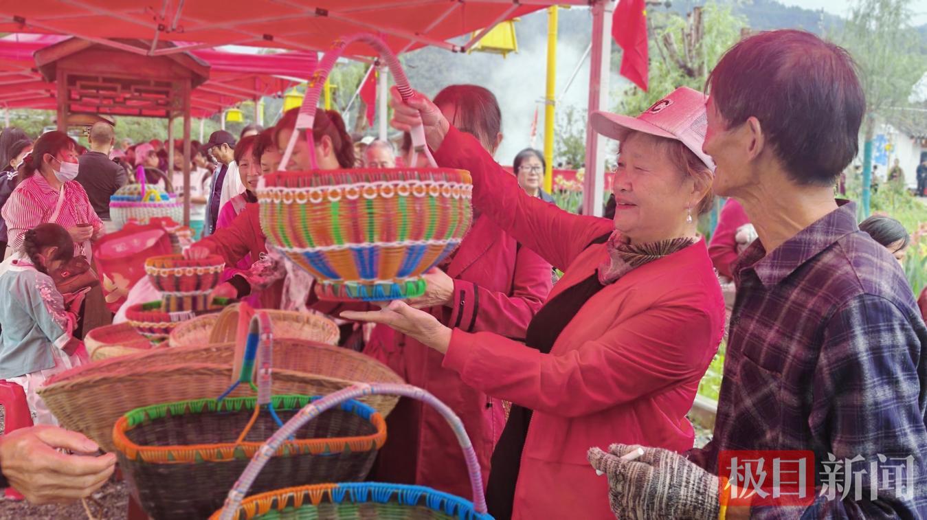 郧西县土门镇农特产品展销现场游人如织。 陈国东摄.png