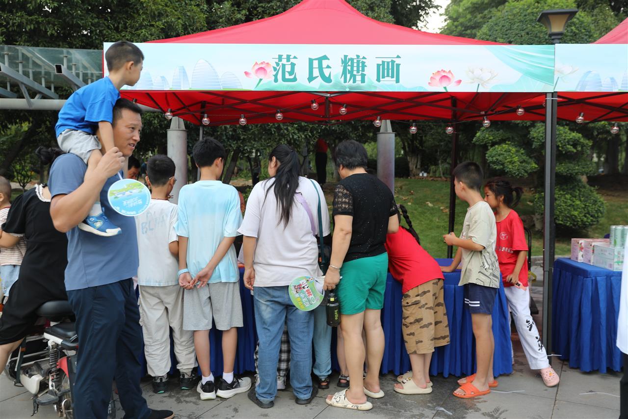 武汉经开区纳凉晚会举行，为居民带来生活温度的夏夜体验 | 极目新闻