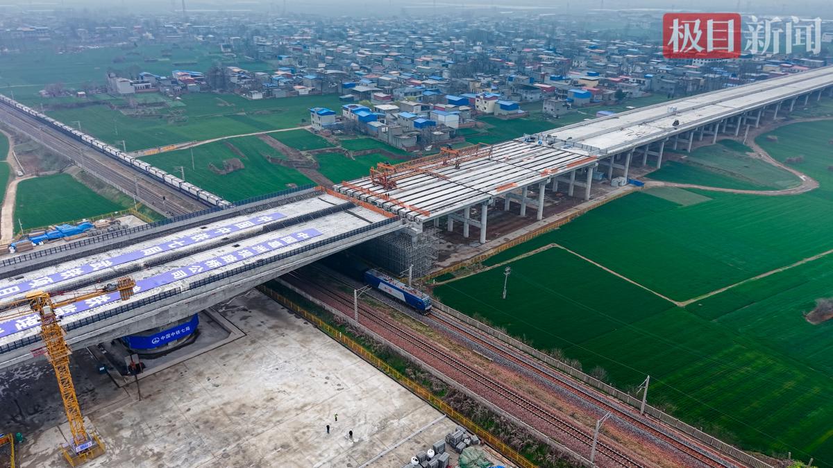 桥梁转体施工完成后首趟列车通过转体施工段.jpg