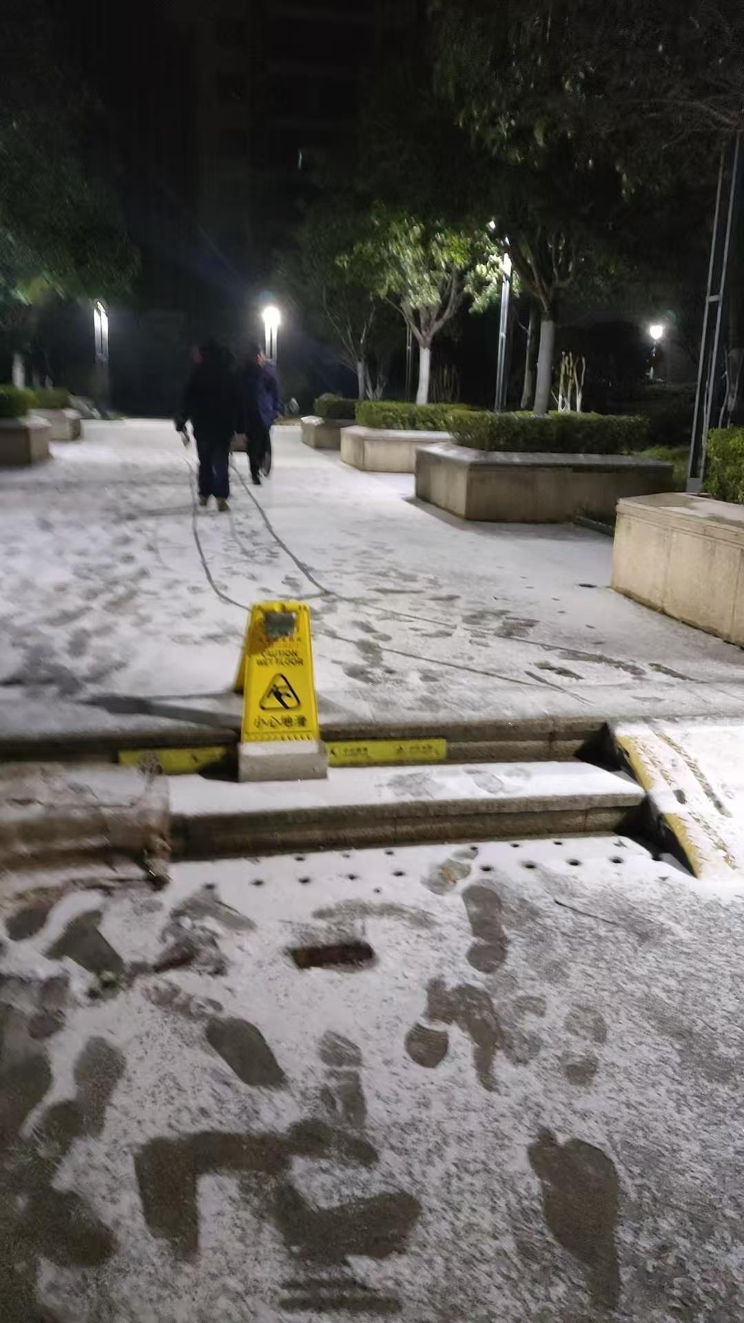 19日23时53分，黄陂一小区已被刷白 彭飞摄.jpg