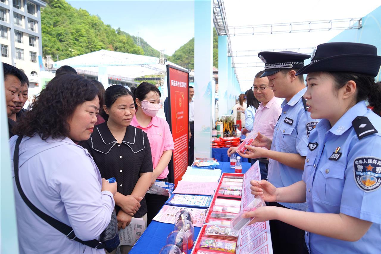 图4：民警向群众讲解毒品的危害。  .JPG