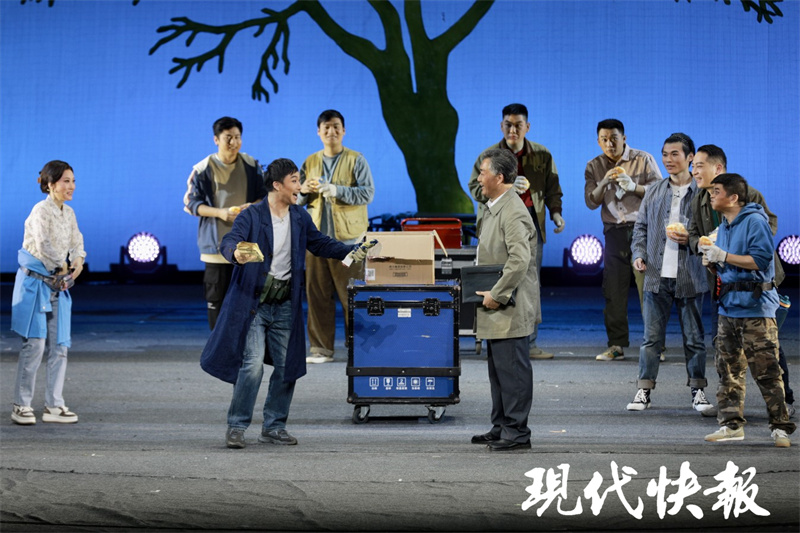 锡剧《装台》在南京上演，传统戏曲唱出装台人的酸甜苦辣 | 极目新闻