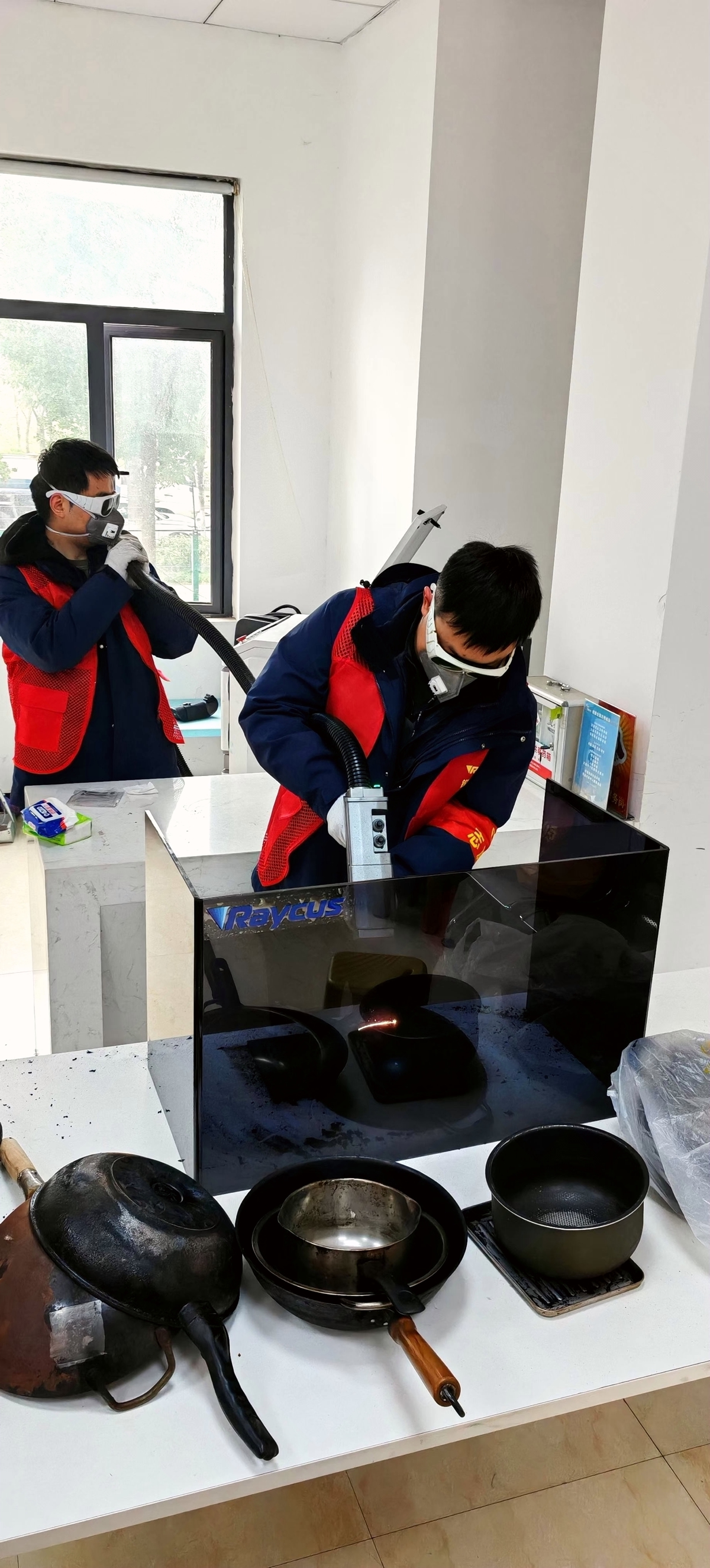 激光洗锅2.jpg 激光洗锅2.jpg