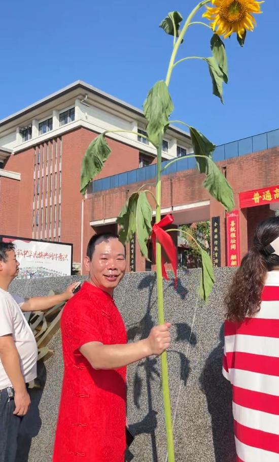 父亲穿旗袍送考 受访者提供.png