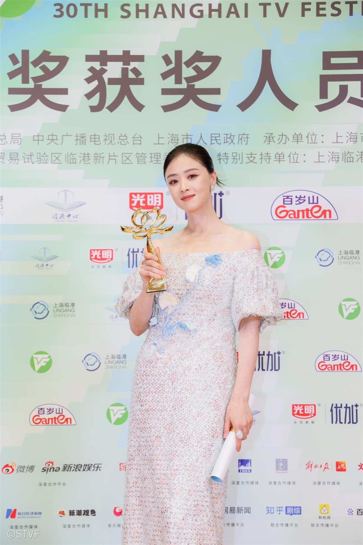“宋莹”值得！蒋欣摘得白玉兰奖最佳女配角奖，“儿媳妇”关晓彤为她颁奖时哭了