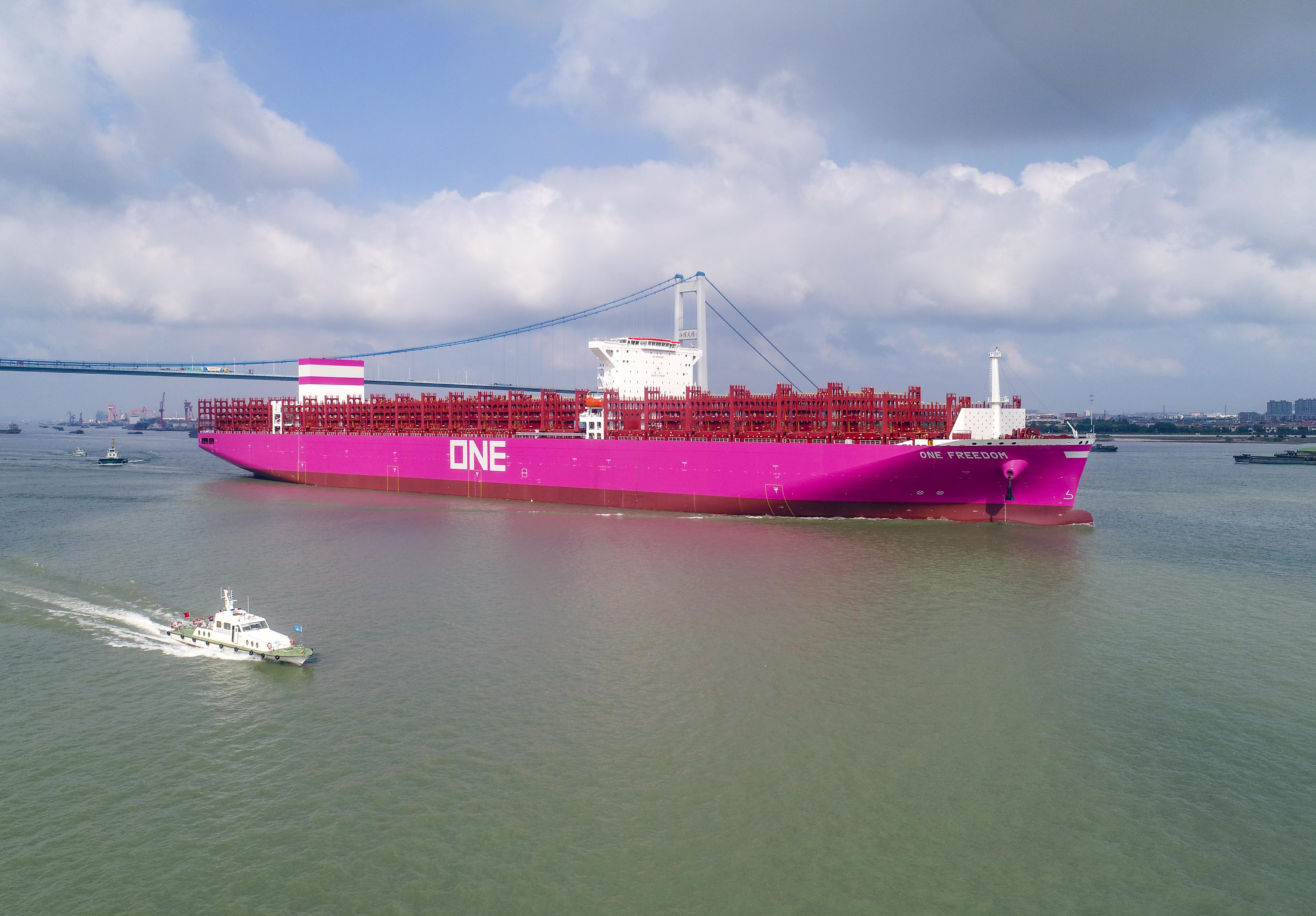 长江今年最大新造集装箱船出江试航 | 极目新闻