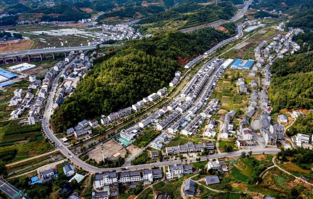 竹山县溢水镇小东川犹如一幅生趣盎然的山水画