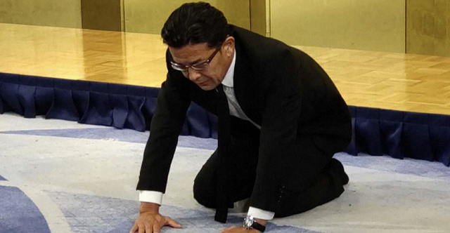 日政客"暴露日本人耻辱"之举后,赛事主办方下跪15秒道歉,引争议