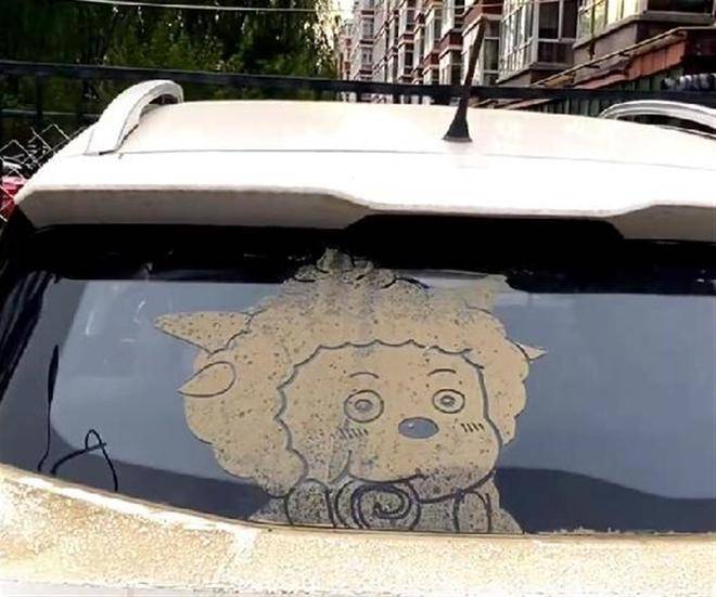 小伙在车玻璃灰尘上作画惊艳网友,车主:直到画消失才洗车 | 极目新闻