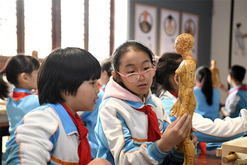 樟树市临江镇中心小学的学生在临江古府研学基地学习中医药知识.