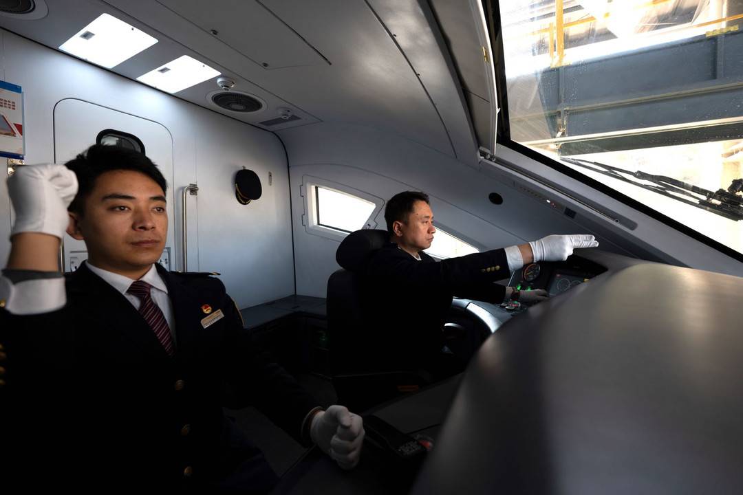 马伍且搭班驾驶中彭嘉欧摄"想想以前刚上班时的第一代国产内燃机车df1