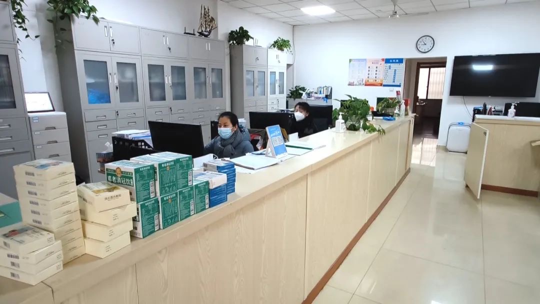 在上海市金山区石化街道柳城居委会办公室内,刚刚"阳康"上岗的王伟琴