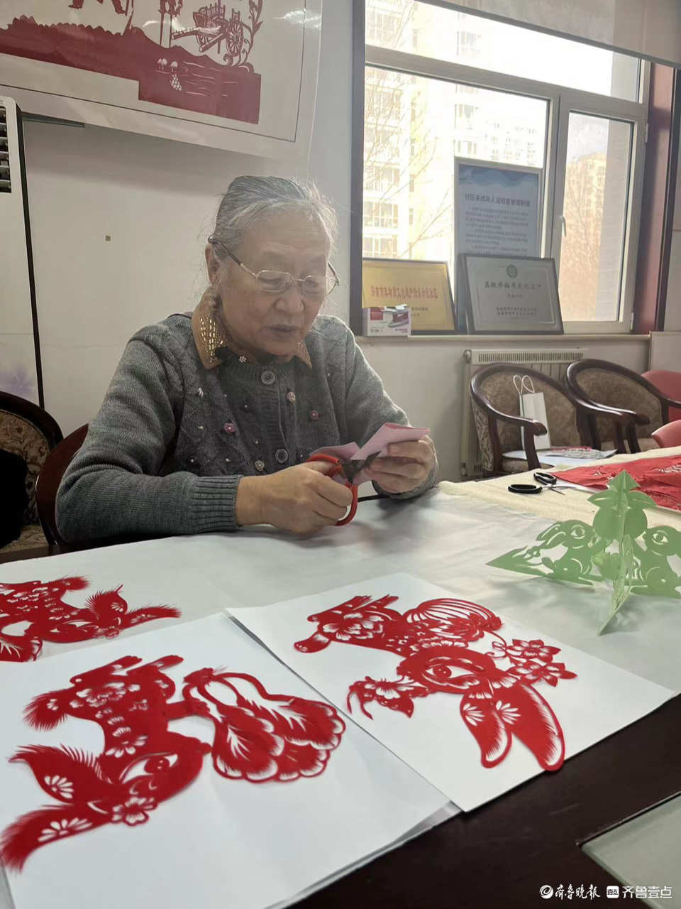 忙年｜剪纸玩出新花样，“剪刀手”都婉莉：剪出来的年味儿 | 极目新闻