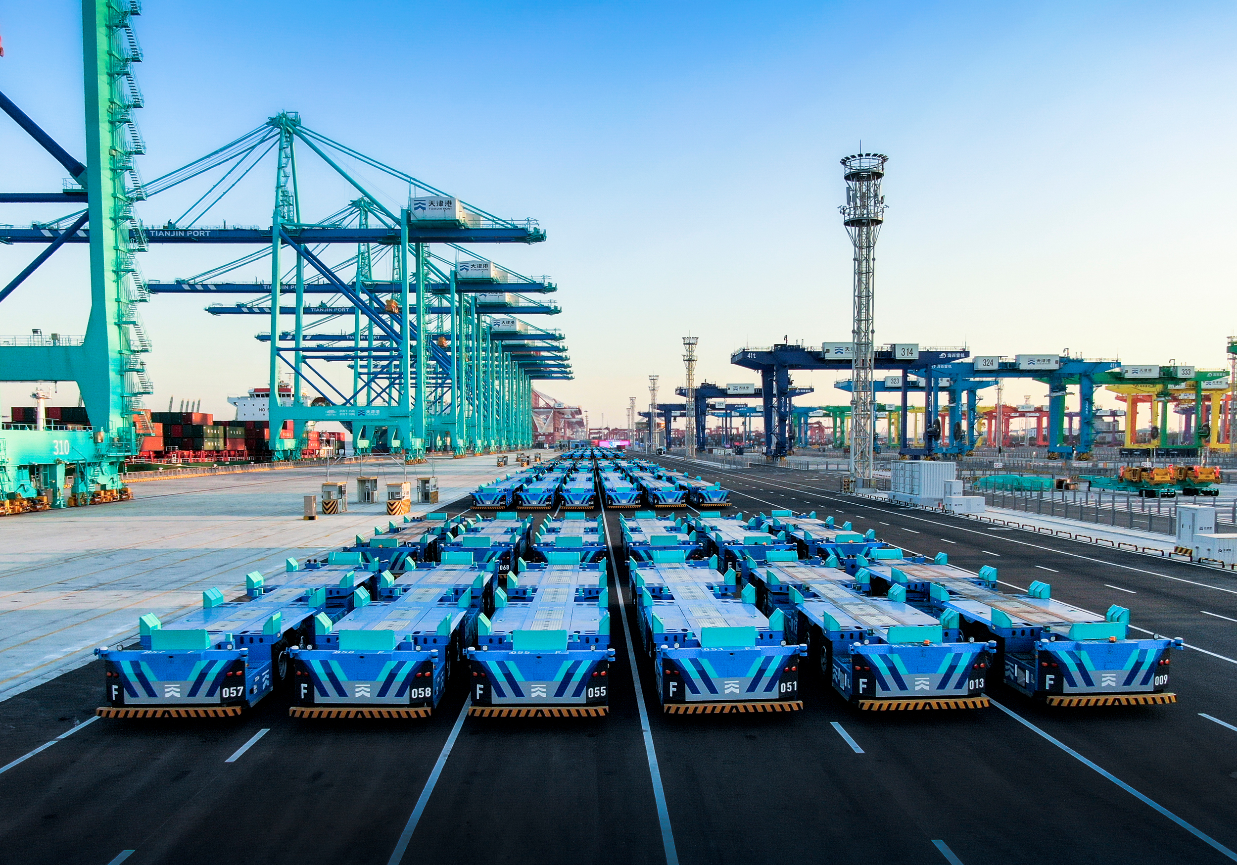 天津港发布全球首个全物联网集装箱码头 