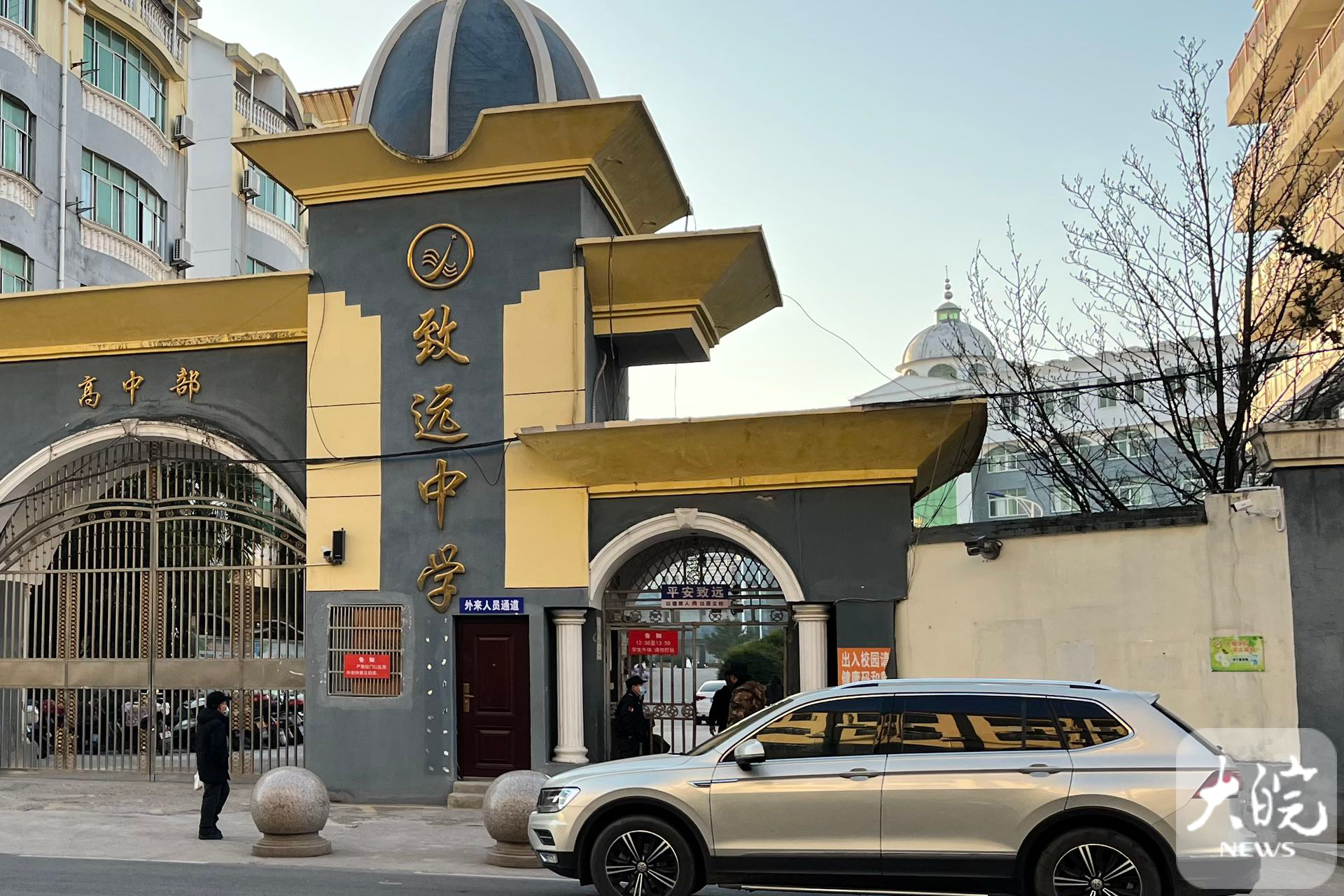 胡鑫宇遗体被找到追踪致远中学高中部北门外寻人启事已被撕掉