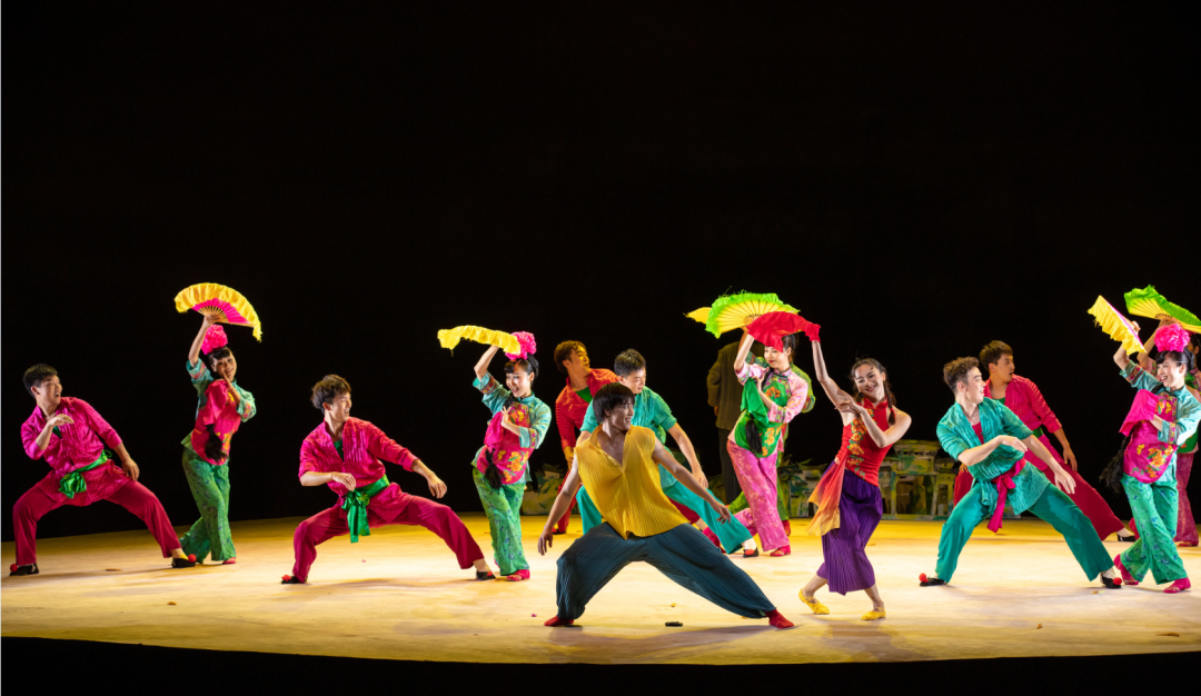 "荷花奖"舞剧《石榴花开》 成都舞出非遗花鼓灯的精彩