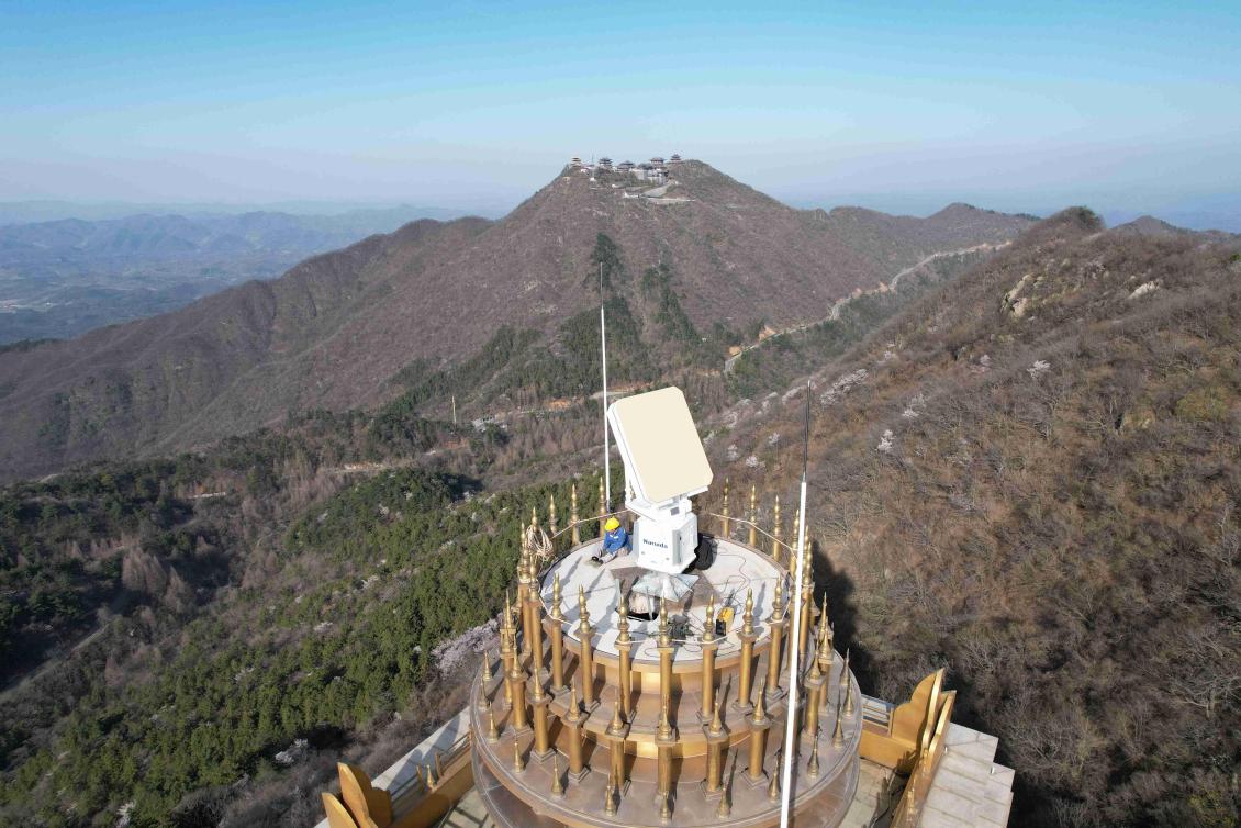 湖北首部相控阵天气雷达在随州大洪山完成吊装 | 极目新闻