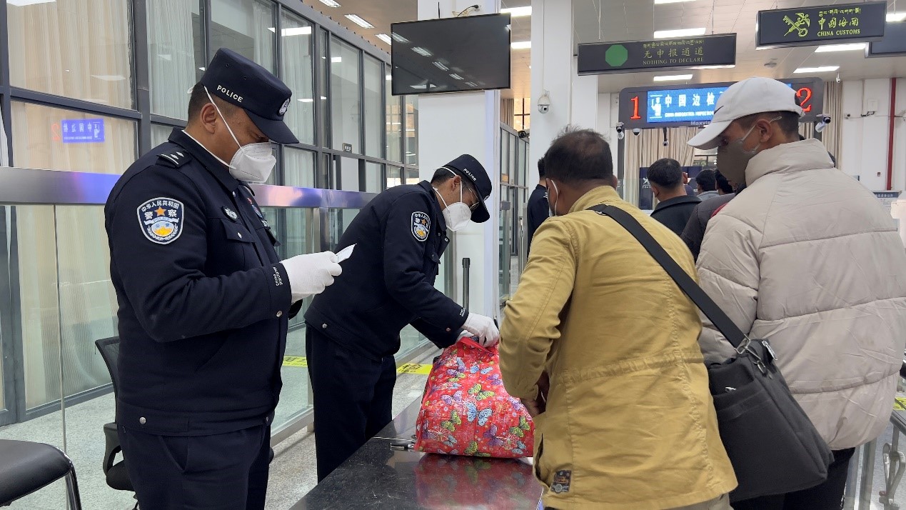 吉隆口岸移民管理警察正在对行李物品进行检查.