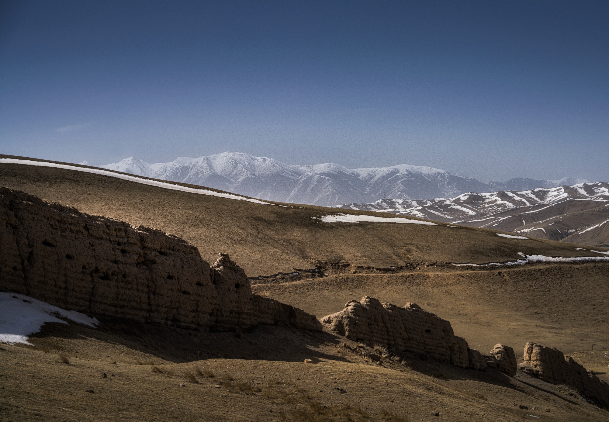踏雪马牙长城吹烽烟,牛羊四野草原冰雪花,乌鞘岭长城历经千百年风霜
