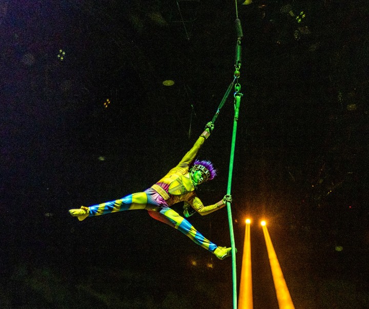 高空杂技怎样才安全?记者探访后台:"心""绳"要定 | 极目新闻