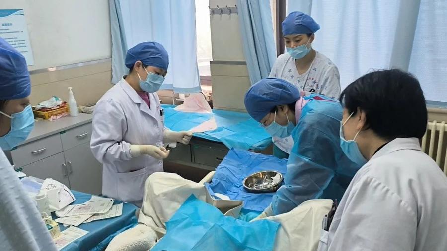 紧急接生!山东大学第二医院:产妇分娩在即,诊室秒变产房 | 极目新闻