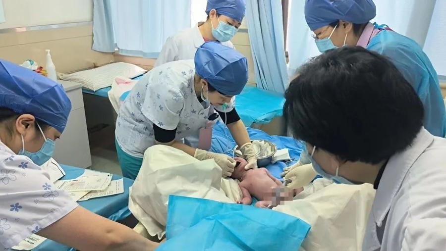 紧急接生!山东大学第二医院:产妇分娩在即,诊室秒变产房 | 极目新闻