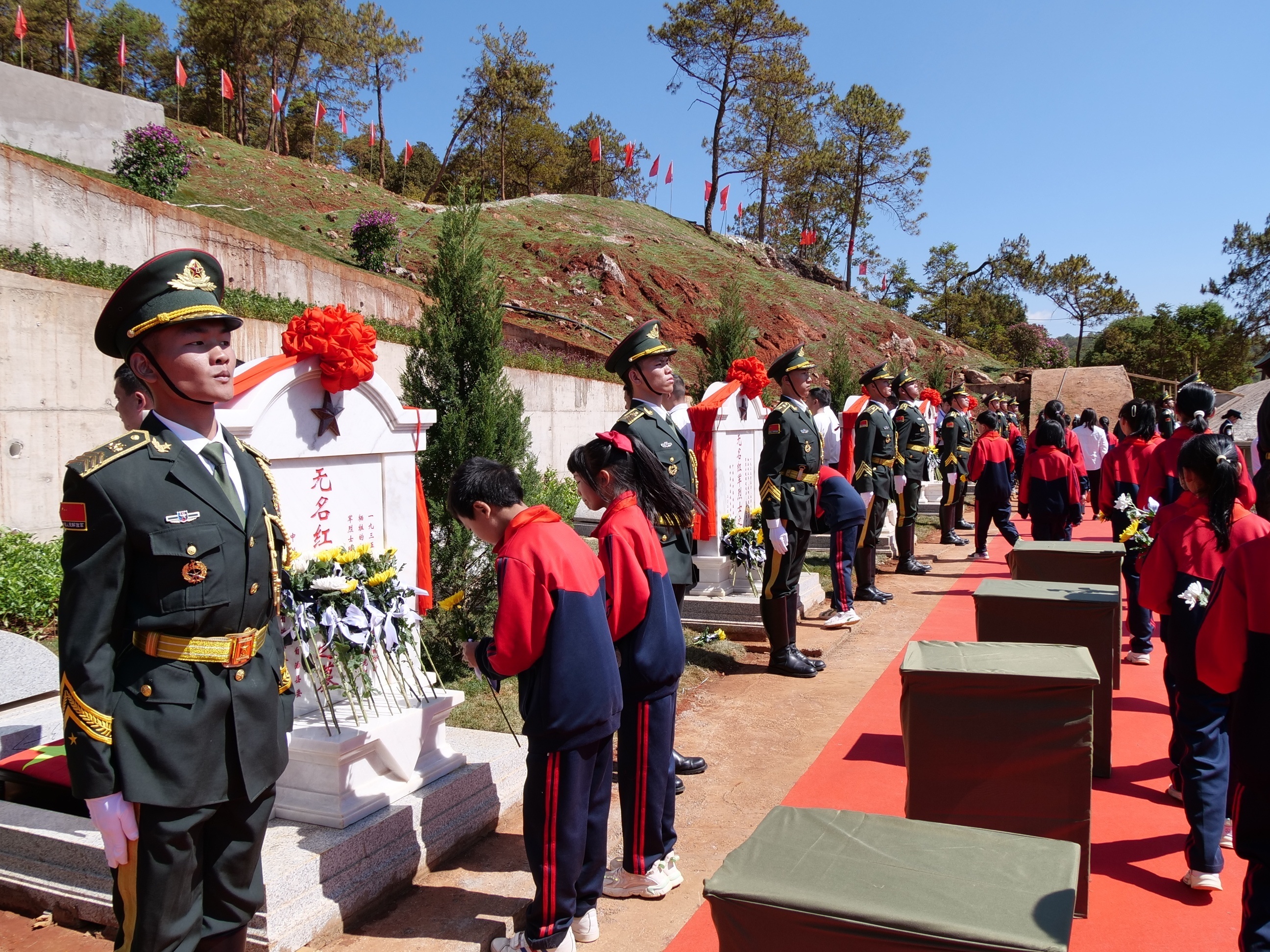 21具红军烈士遗骸入土为安:年龄小的仅14岁至15岁 