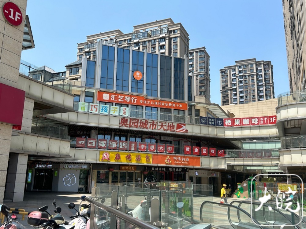 梵蕊瑜伽店位于奥园城市天地商业综合体三楼.