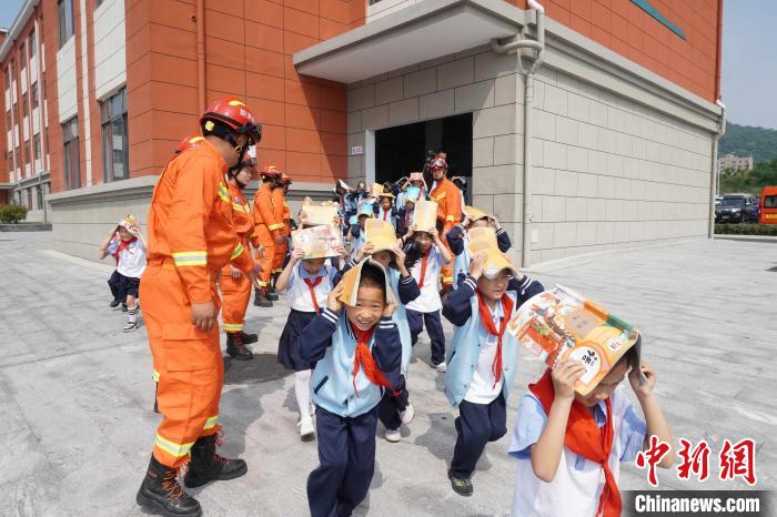 图为彭泽县一小学开展地震逃生演练. 袁昕 摄