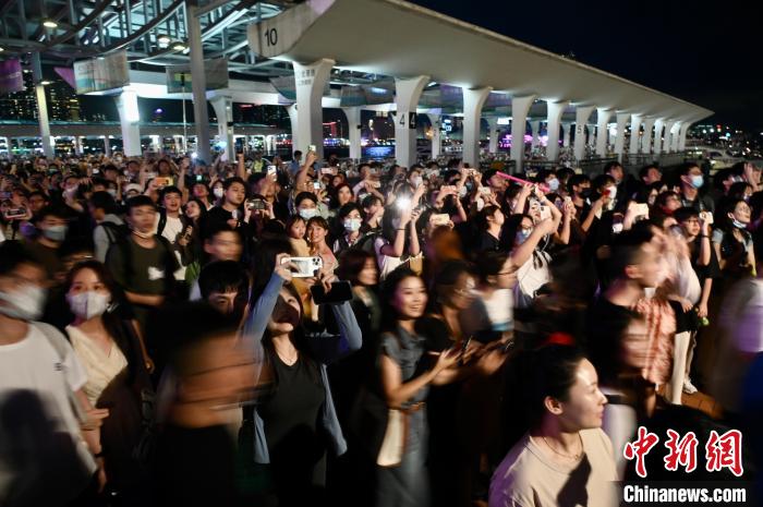 周杰伦香港演唱会气氛热烈,场外粉丝人山人海 | 极目新闻