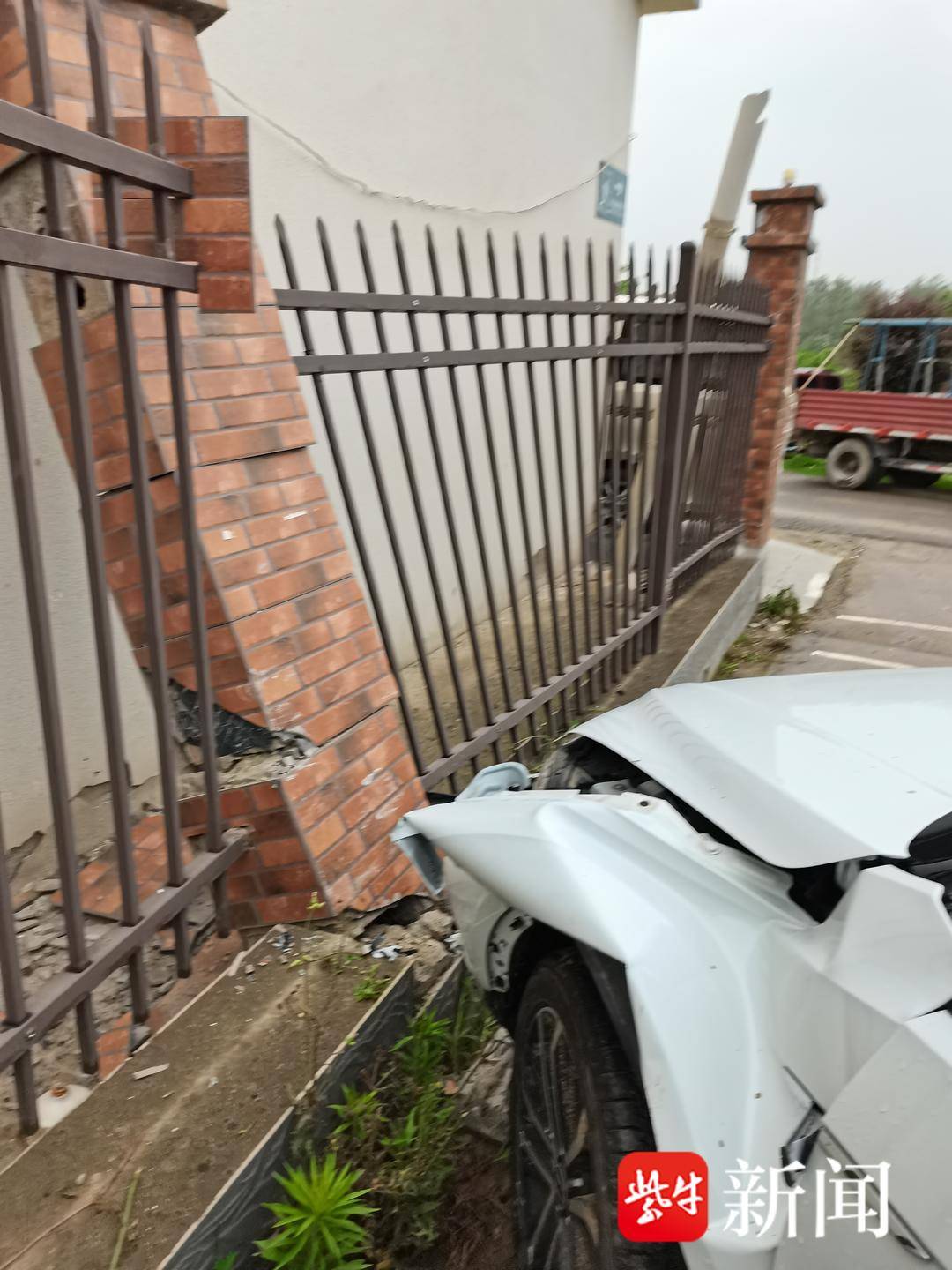车损墙倒!雨天拐弯车辆失控打滑,一头撞上路边围墙